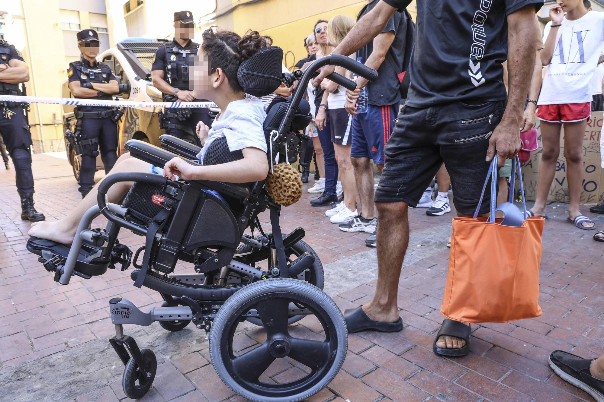 Desahucian en Alicante a una familia con un niño de 6 años que sufre parálisis cerebral