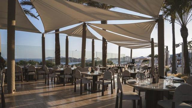El restaurante está situado sobre un acantilado en la bahía de Talamanca. | FOTOS: ELIA