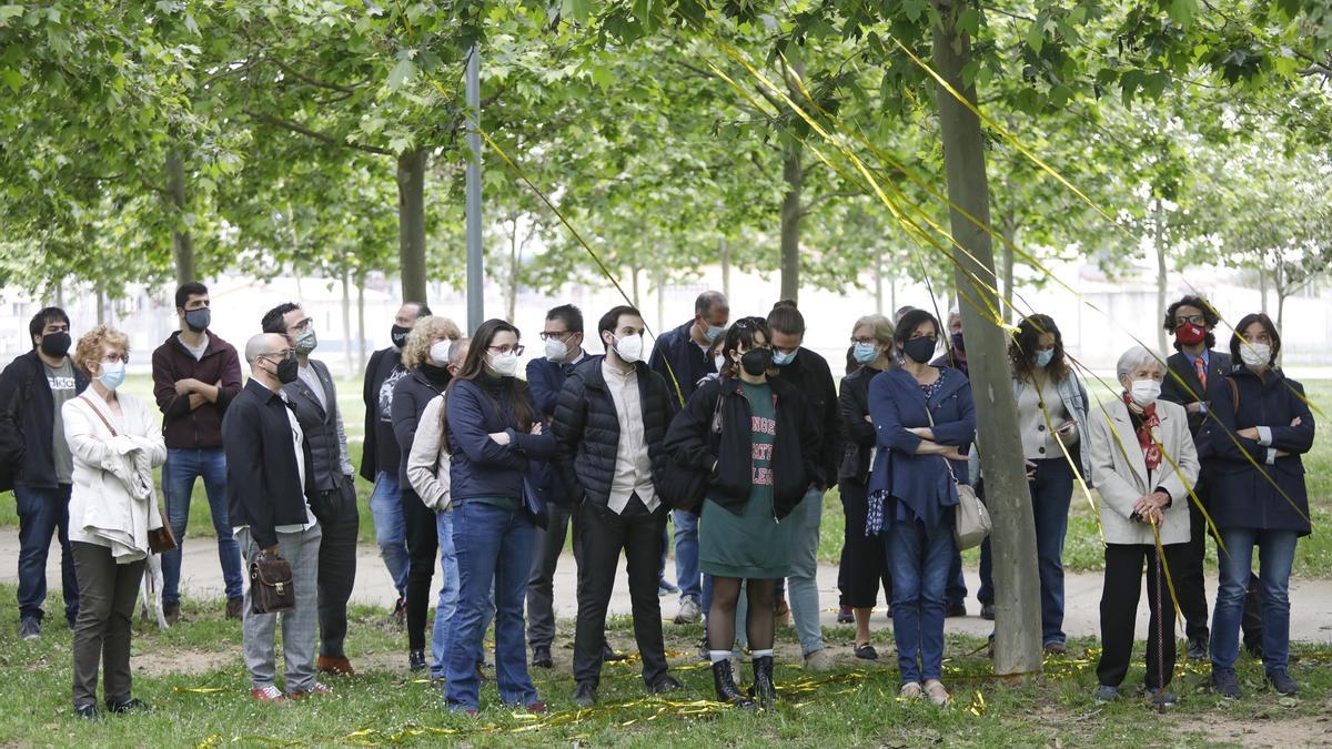 Part dels assistents reunits al parc de Jordi Vilamitjana i Pujol durant l&#039;acte de descoberta de la placa.