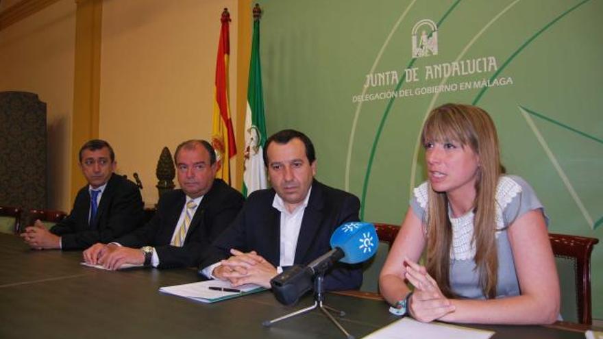 El vicepresidente y el presidente de la Asociación de Autoescuelas,  Luis Almagro y Antonio Martín, el delegado de la Junta, Ruiz Espejo; y la coordinadora provincial del IAM, Estefanía Martín Palop.