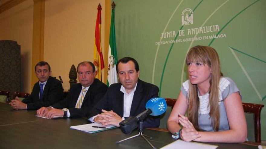 El vicepresidente y el presidente de la Asociación de Autoescuelas, Luis Almagro y Antonio Martín, el delegado de la Junta, Ruiz Espejo; y la coordinadora provincial del IAM, Estefanía Martín Palop.
