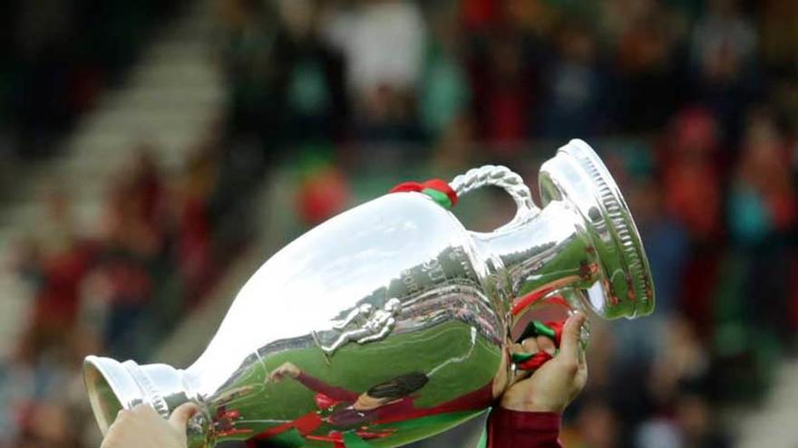 Cristiano, con el trofeo de campeón de la Eurocopa.