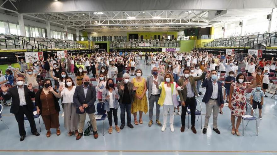 Organizadores y colaboradores del proyecto de periodismo escolar &#039;Faro da Escola&#039; con el alumnado y el profesorado participante, ayer, en la gala final celebrada en el Pabellón de Navia