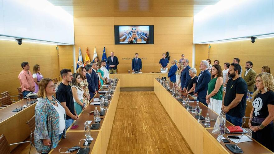 Minuto de silencio, ayer, en el último pleno del mandato 2019-2023 en el Cabildo de Tenerife