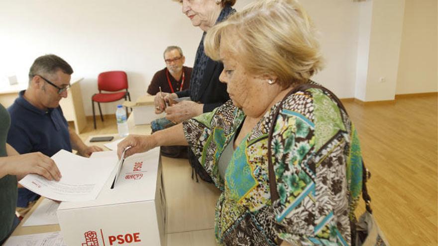 Una afiliada socialista vota en Vigo. // A. Villar