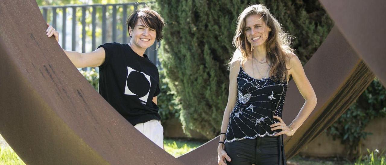 Alina Bzhezhinska y Muriel Grossmann posan juntas en los jardines de la sede de Diario de Ibiza.  | VICENT MARÍ