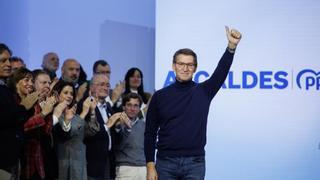 Feijóo lanza a sus candidatos municipales a una primera vuelta contra Sánchez