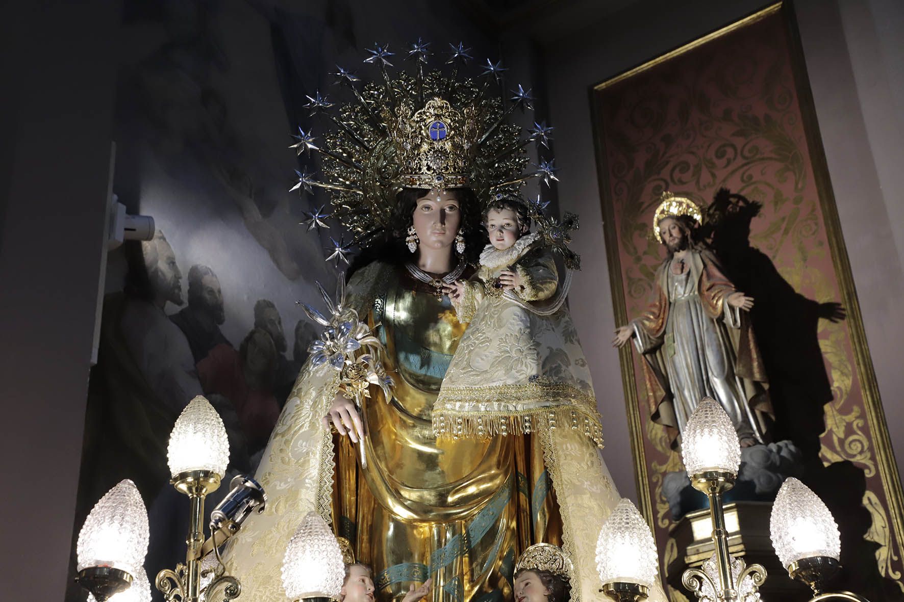 Las fallas de Russafa vibran con la visita de la Peregrina