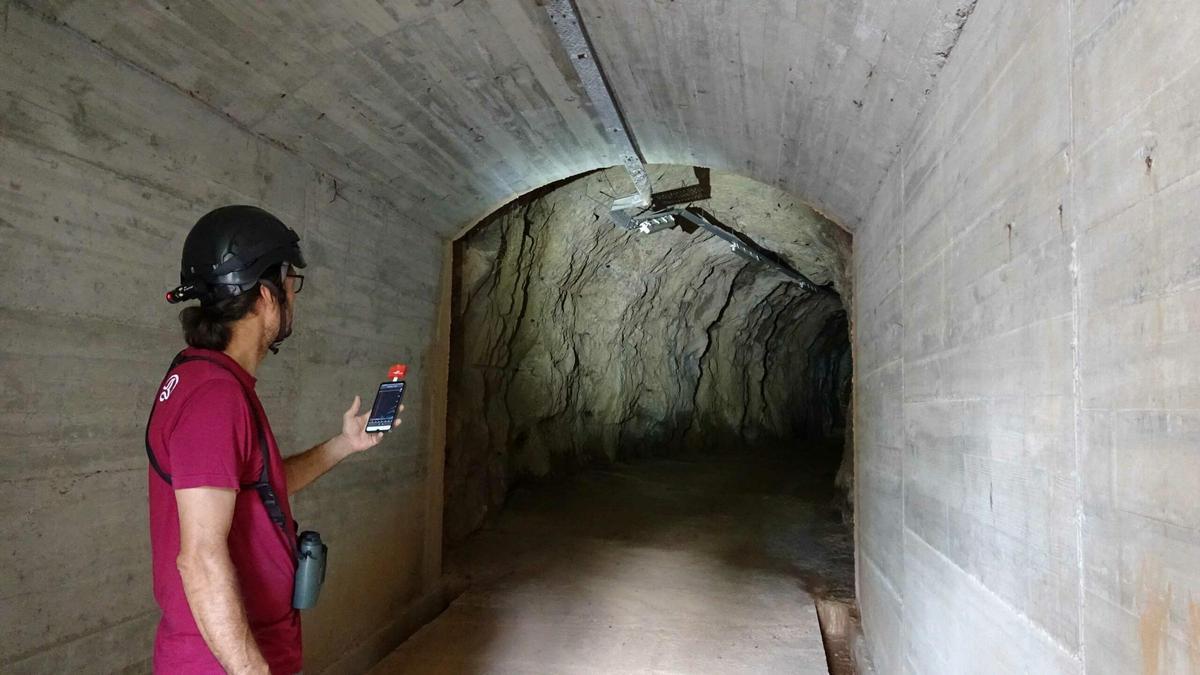 Instalació d'una grabadora a l'interior d'una galeria