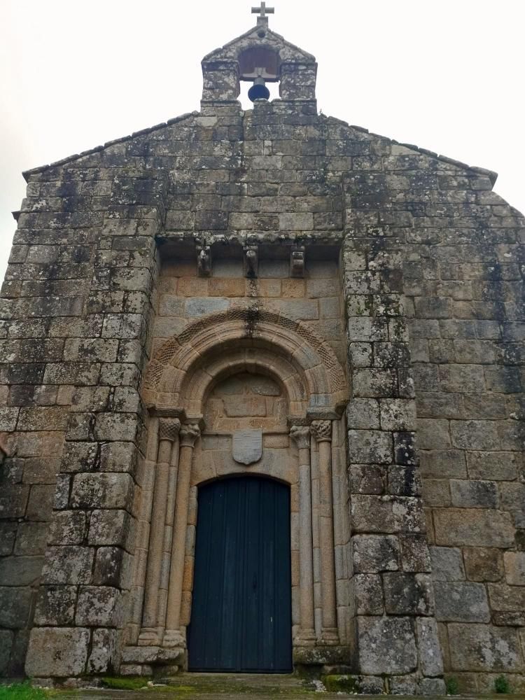Fachada de Santa María de Mosteiro