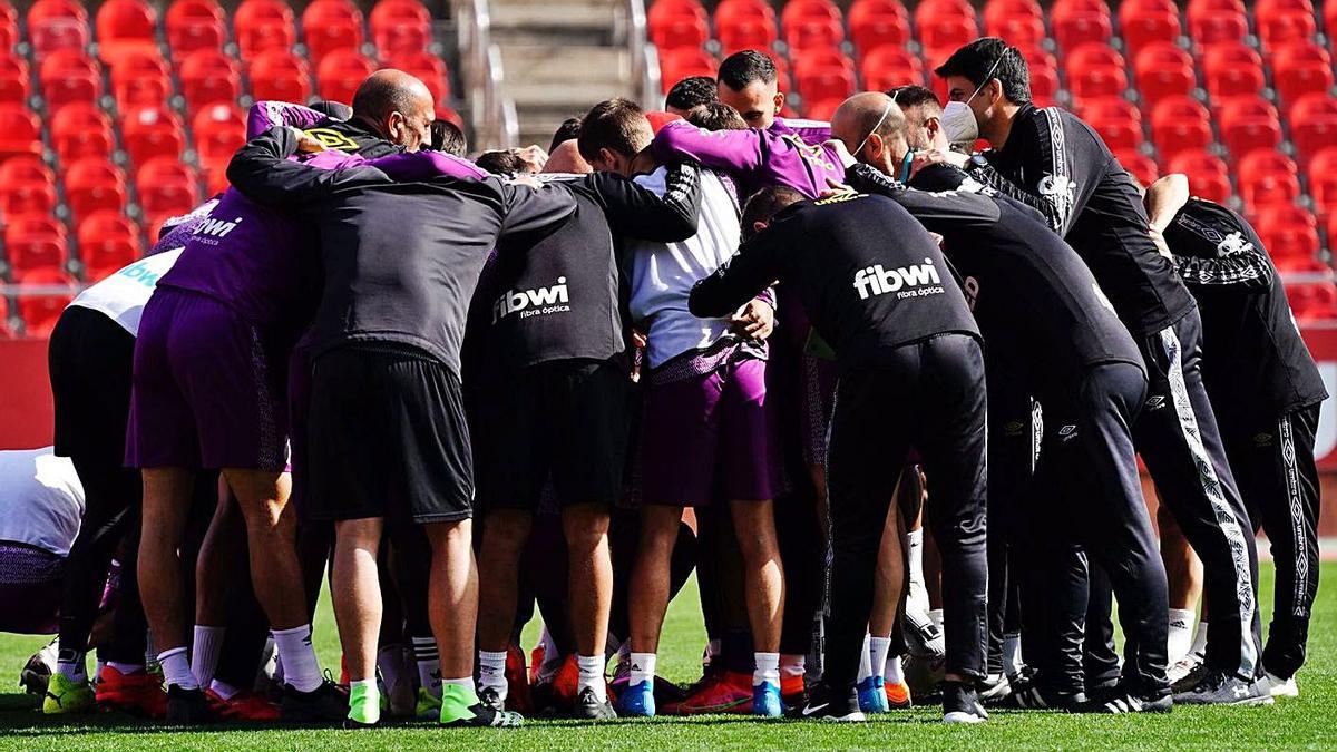 Los jugadores del Mallorca, ayer tras el entreno que realizaron en Son Moix.