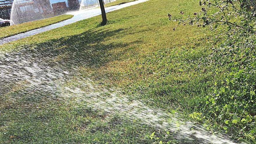 Els regs d&#039;un jardí en un complex residencial a la Cerdanya