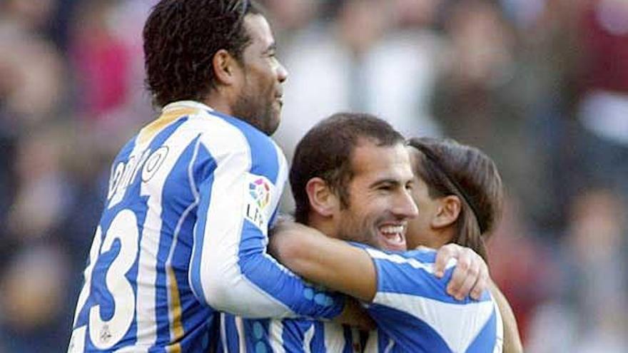 El defensa del Deportivo de La Coruña Albert Lopo celebra con sus compañeros Bodipo y el defensa portugués Ze Castro un gol que marcado al Recreativo de Huelva