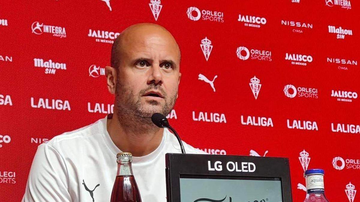 El entrenador del Sporting de Gijón, ayer