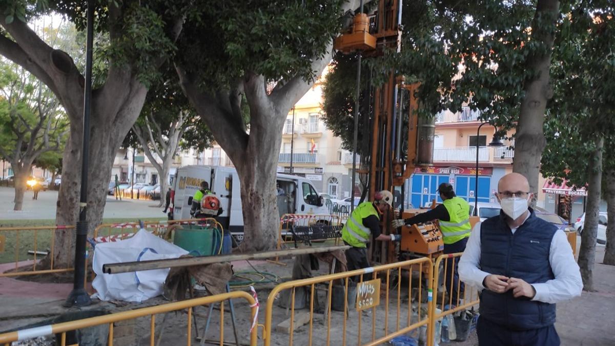 El edil de Infraestructuras, José Carlos Martín, supervisa uno de los estudios geotécnicos.