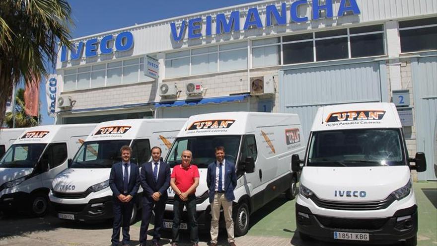 Veimancha entrega a Unión Panadera Cacereña diez vehículos ligeros IVECO