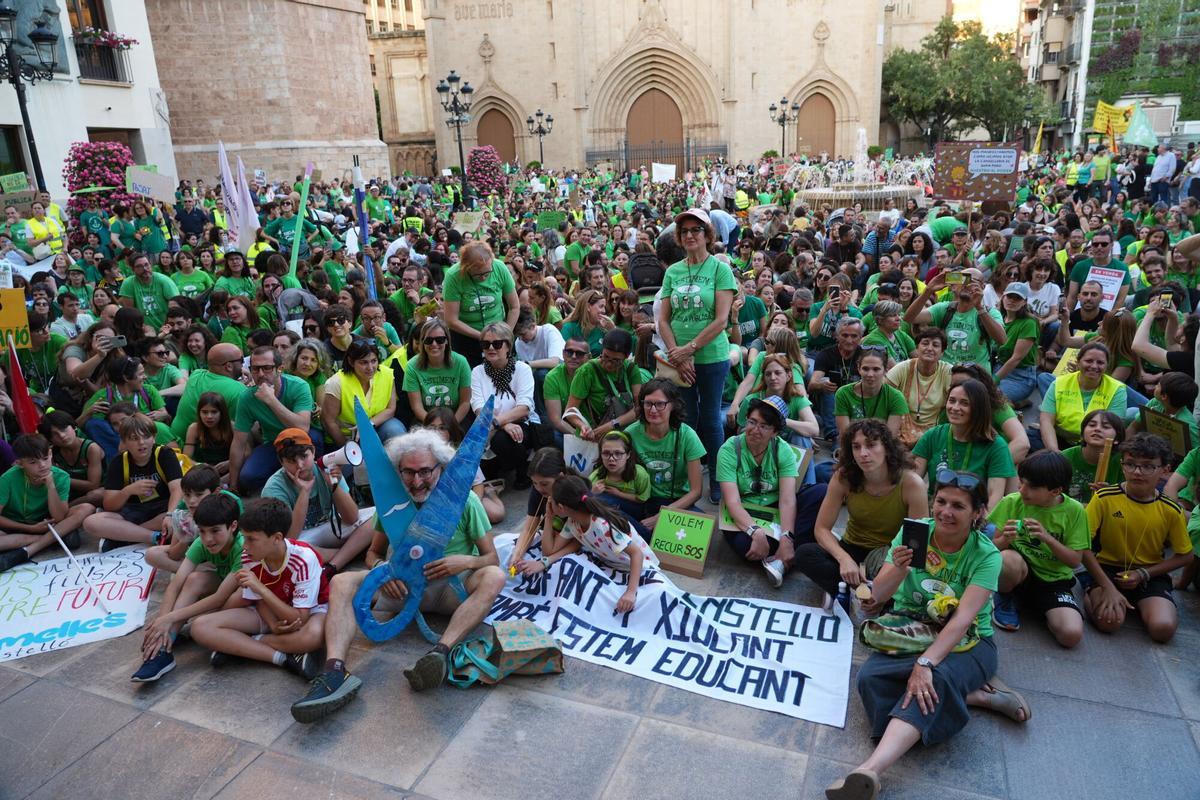 El profesorado protagoniza una histórica y multitudinaria manifestación en Castelló