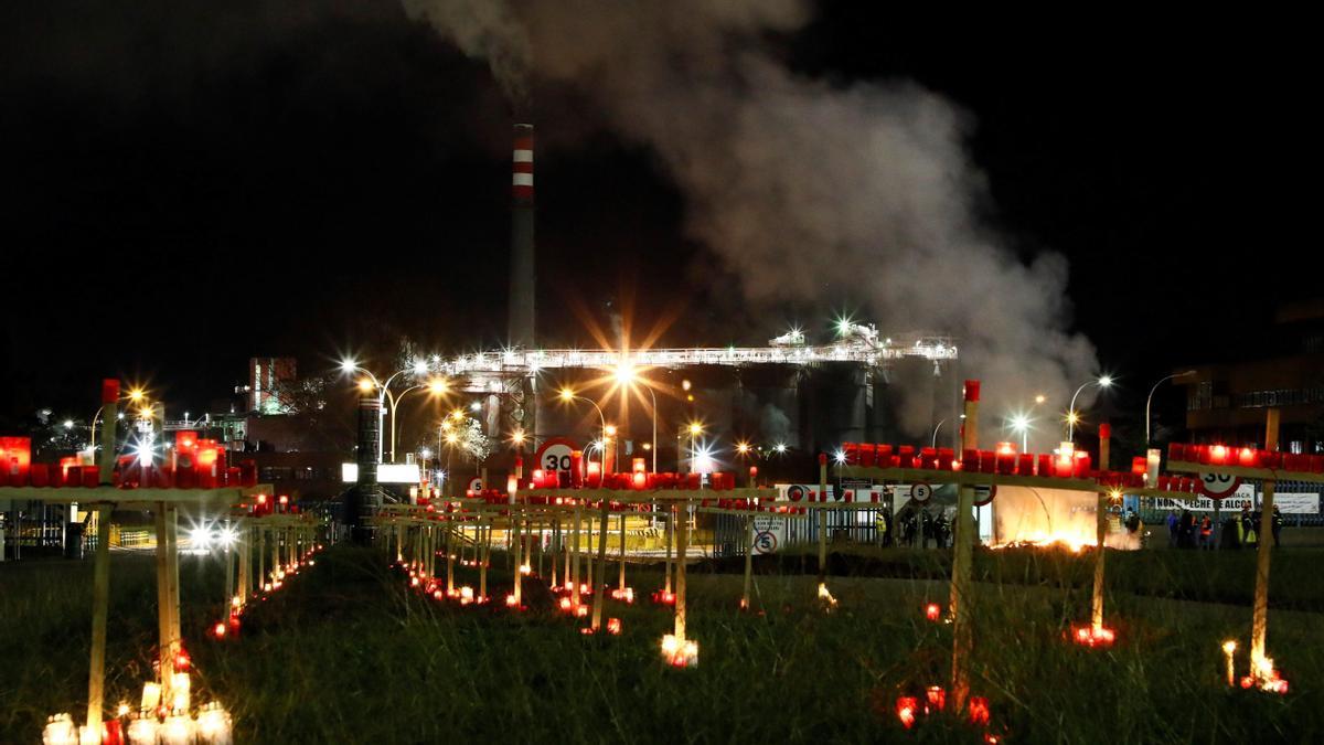 Cruces con velas ante la fábrica de Alcoa.