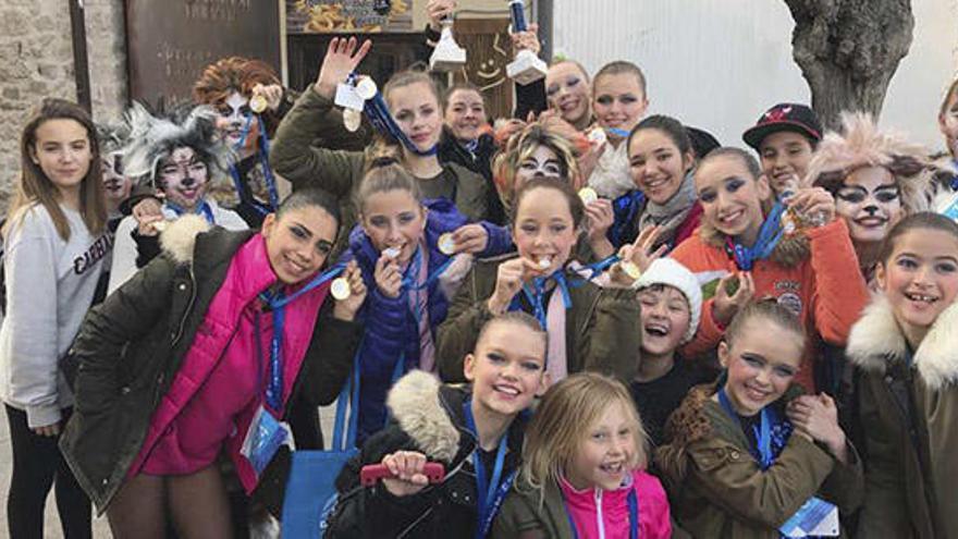 Las ganadoras muestran sus medallas en Burgos.