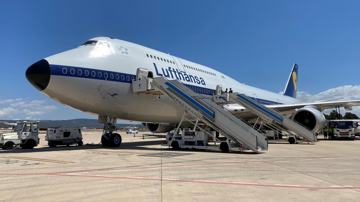 Der Jumbo-Jet auf dem Rollfeld des Flughafens Mallorca.