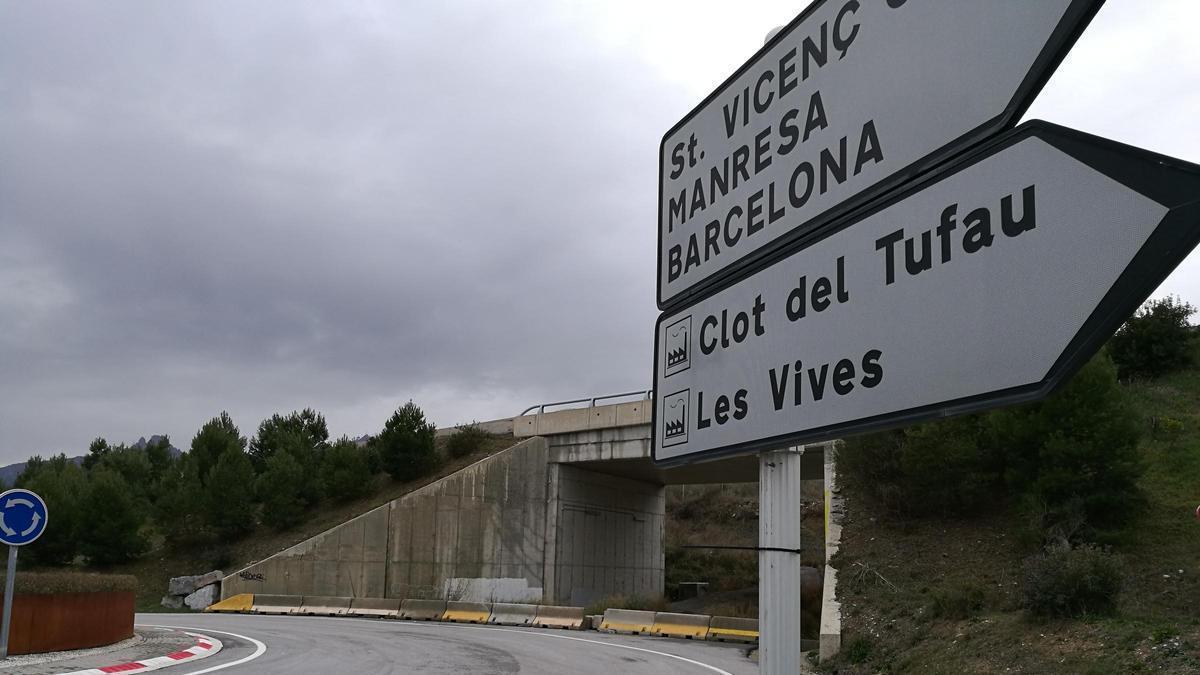 La rotonda d'accés a Sant Vicenç pel sud amb la sortida cap a la C-55 tapiada