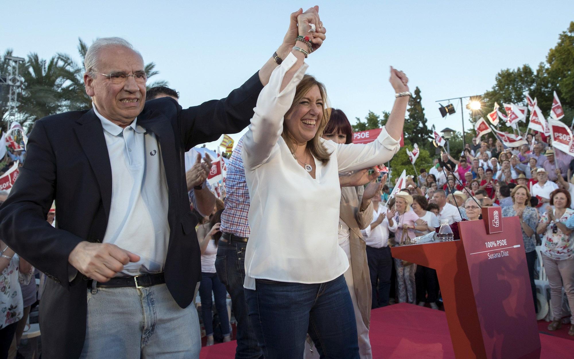 Susana Díaz y Alfonso Guerra, en UN acto de campaña en 2017 a orillas del rio Guadalquivir, en Sevilla.