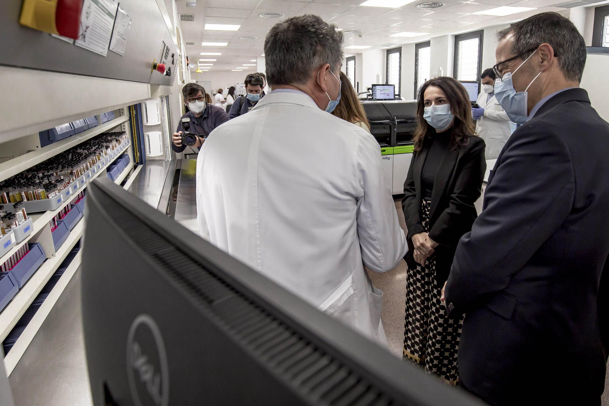 Armengol visita el nuevo laboratorio de microbiología del hospital de Son Llàtzer