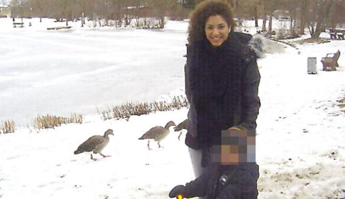 Minerva M., en una imagen tomada en Alemania el pasado invierno, con su hijo.