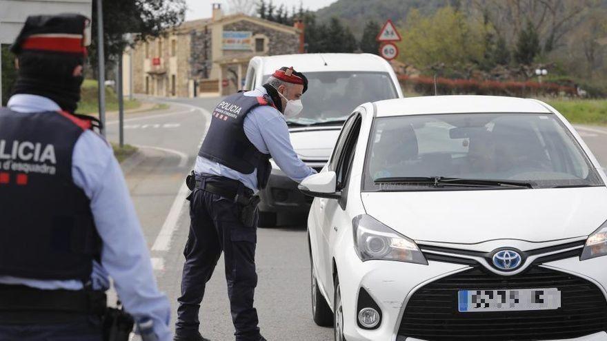 Els Mossos en un dispositiu durant el primer confinament.