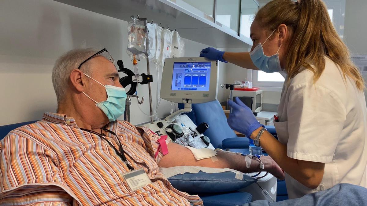 Inicio del proceso de donación de plasma por parte de 34 voluntarios que se recuperaron del Covid-19, seleccionados por el servicio de hematología del chuo. En imagen, josé luis gómez gil, médico digestólogo en el servicio de urgencias del hospital de Ourense, uno de los ocho recuperados del Covid-19 que ayer donaron su plasma.