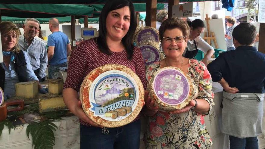 Natalia Valle, ganadora en la variedad de gamonéu del valle, con su madre, Covadonga Fernández, vencedora en la categoría de gamonéu del puertu, ayer, en el Concurso-exposición de Quesos de los Picos de Europa.