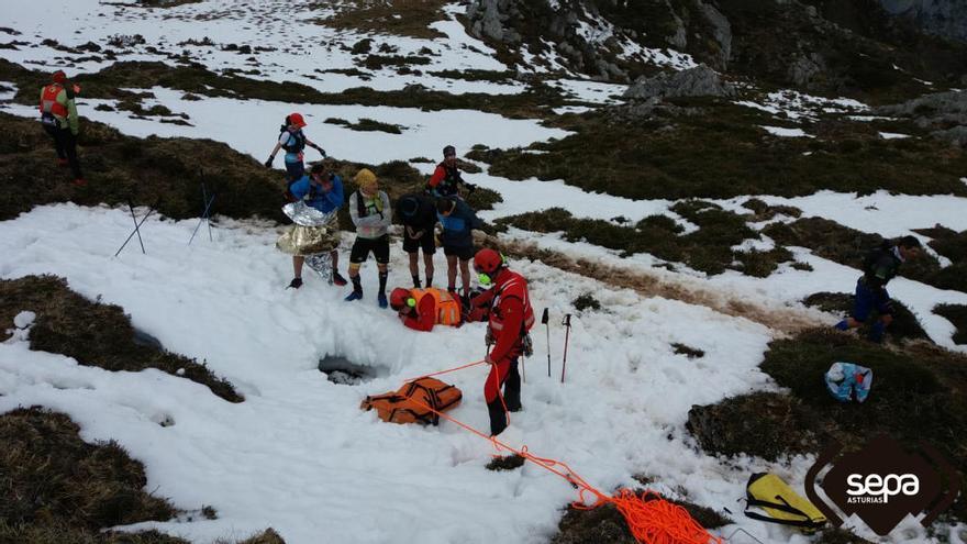 Herido un corredor de montaña en Cabrales al caer por una sima de 10 metros