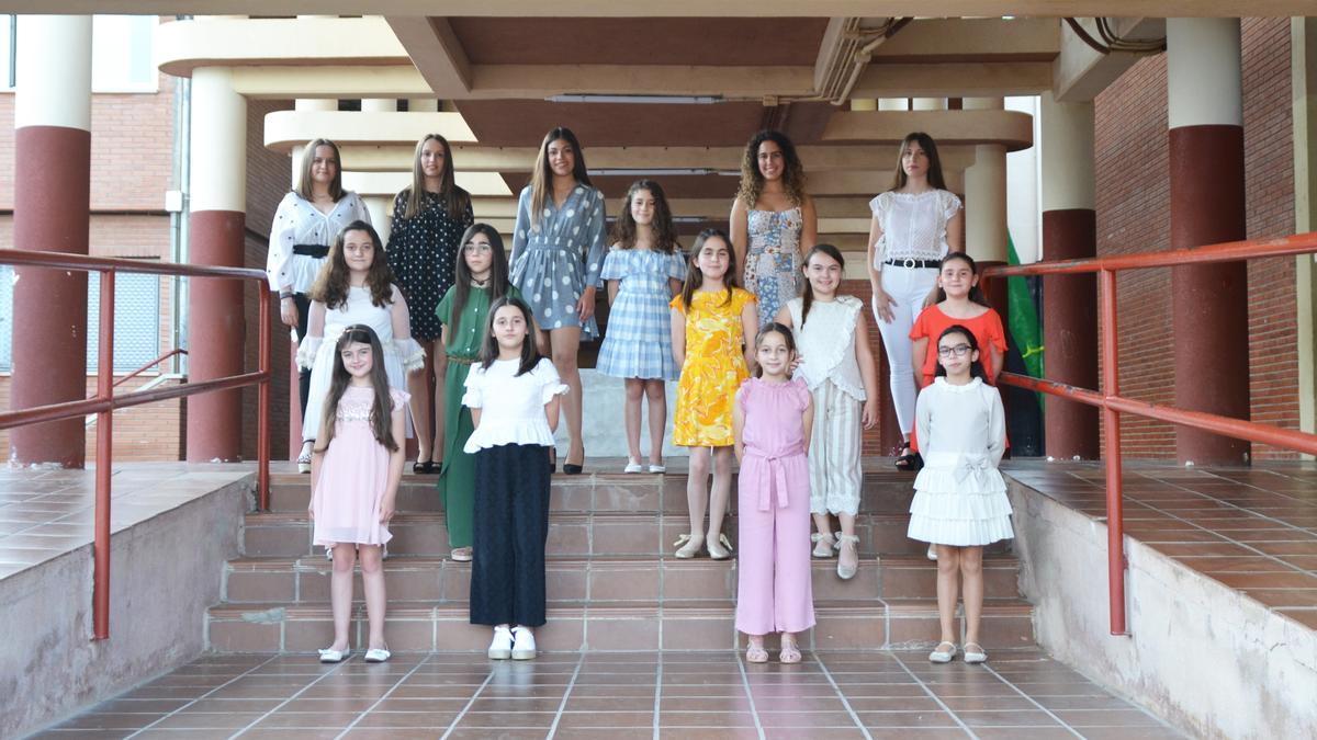 Foto de familia de las jóvenes que conformarán las cortes de honor de las fiestas patronales de Torreblanca.