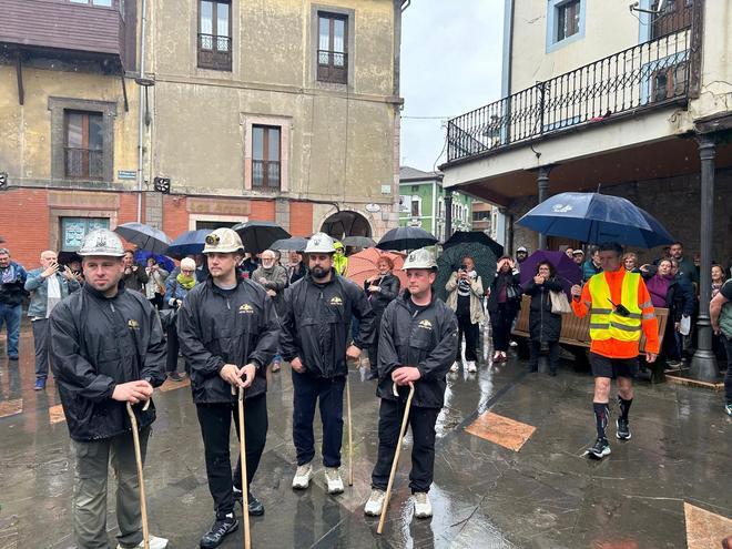 EN IMÁGENES: llegada a Grado de la marcha reivindicativa de los trabajadores de Mina Miura de Ibias