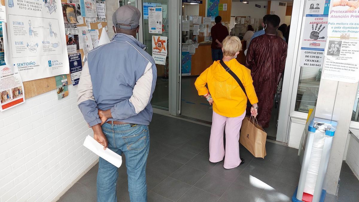 Paciente hacen cola en un centro sanitario de Vigo