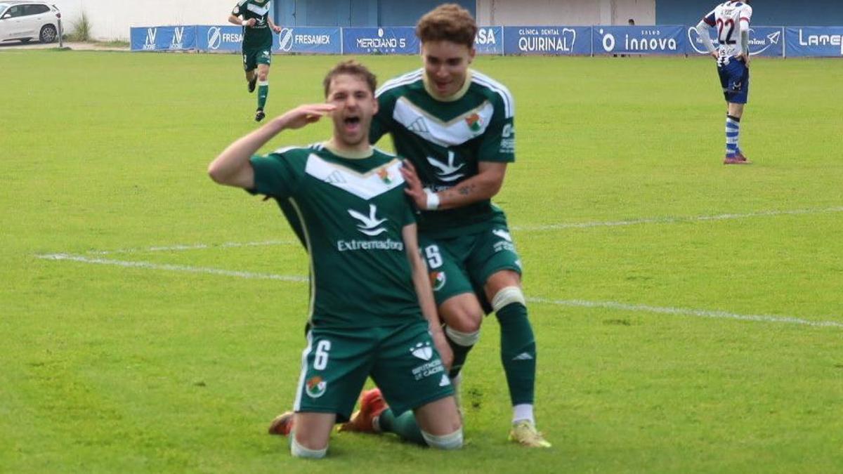 Conesa y Monerris celebran un gol.