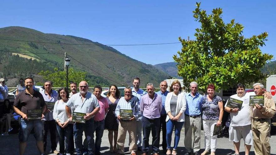 Los vecinos destacados por el Ayuntamiento, con sus diplomas, ayer, en Pesoz.