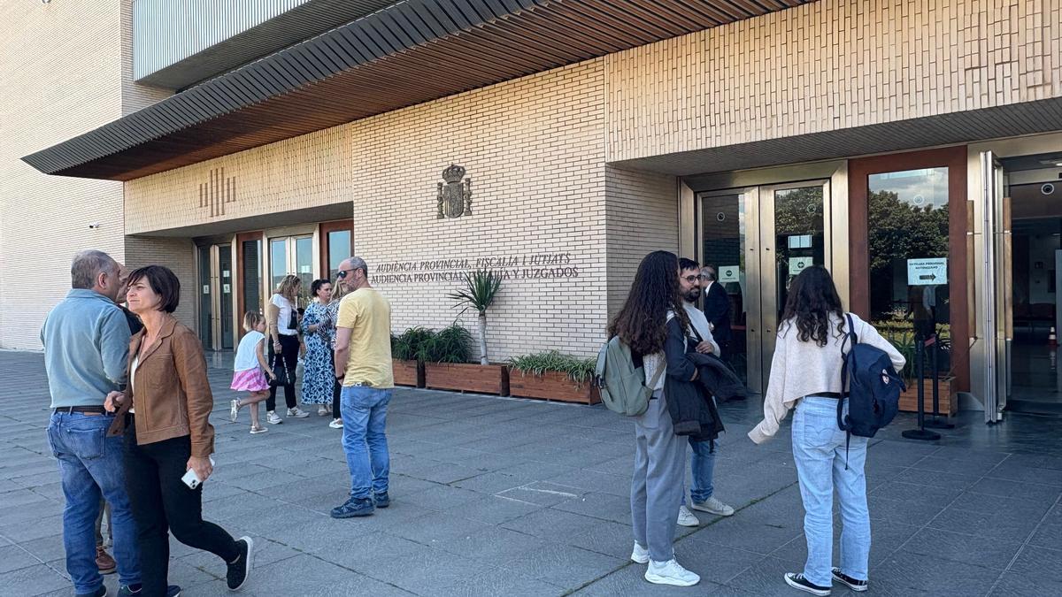 Funcionarios y usuarios de la Ciudad de la Justicia aguardan a las puertas del edificio ante la incertidumbre por el apagón.