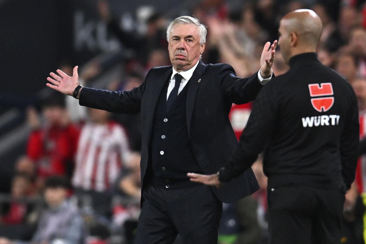 Ancelotti protesta al cuarto árbitro