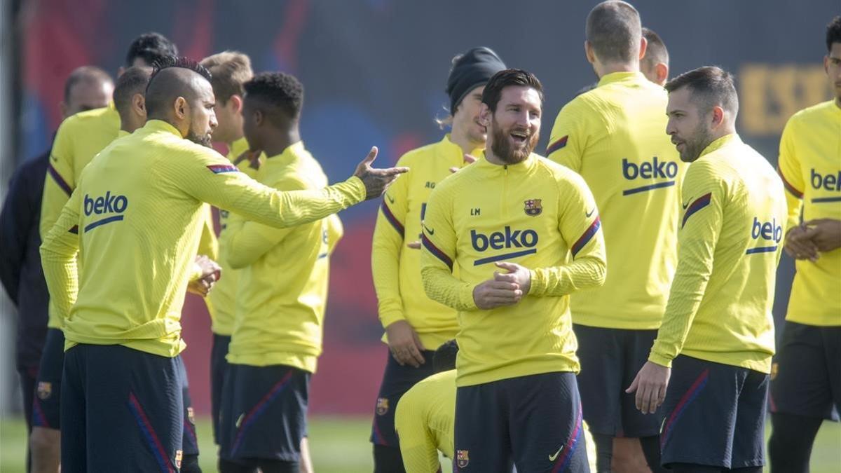 Messi sonrie entre Vidal y Alba antes de empezar el entrenamiento previo al Clasico de este domingo en el Bernabeu.