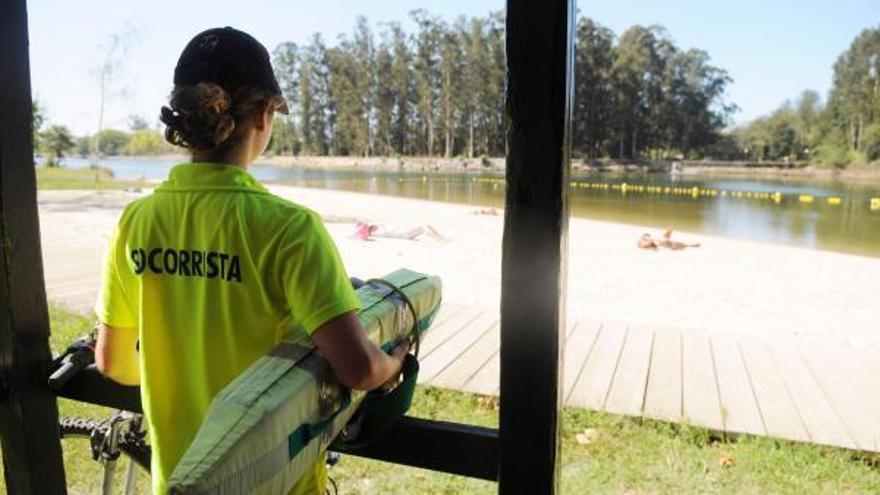 Socorrista en una playa fluvial.