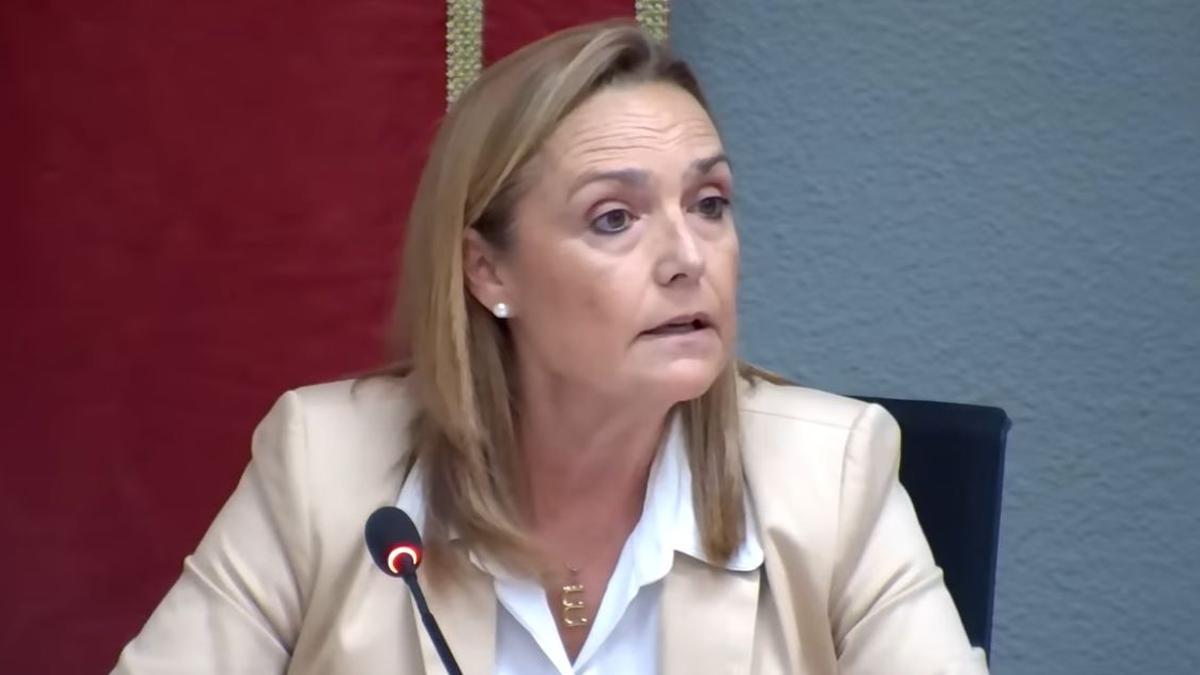 Elena Camarero durante el pleno de Puçol