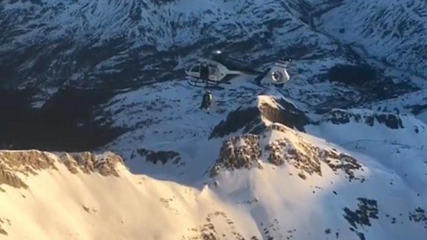 Rescatados ilesos dos montañeros tras pasar la noche enriscados en el Pirineo