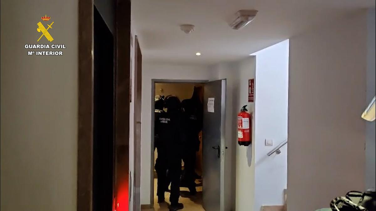 Los agentes entran en una vivienda durante los registros