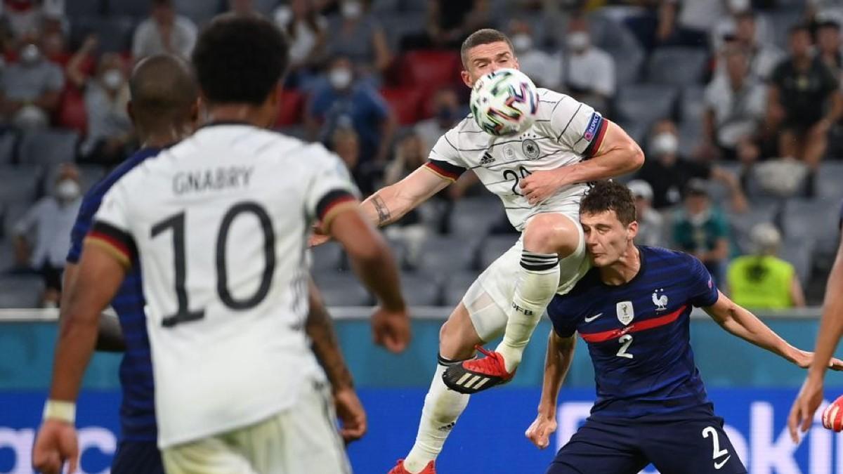 Robin Gosens arrolló a Pavard durante el partido