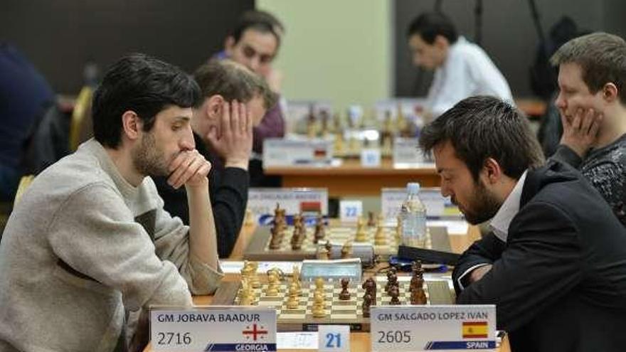 Iván Salgado, a la derecha, en una partida del torneo.