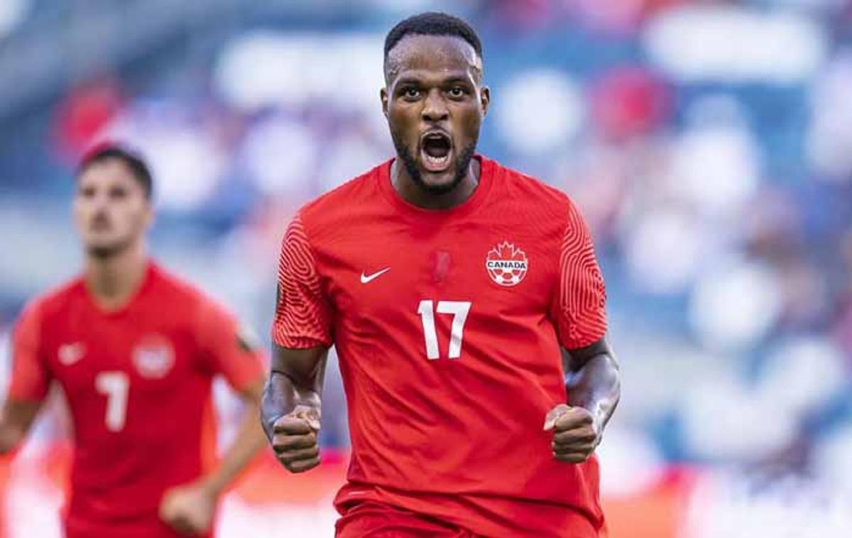 Cyle Larin, con la camiseta de la selección canadiense