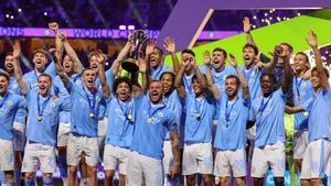 El capitán Kyle Walker, al frente del grupo, con el trofeo en la mano.