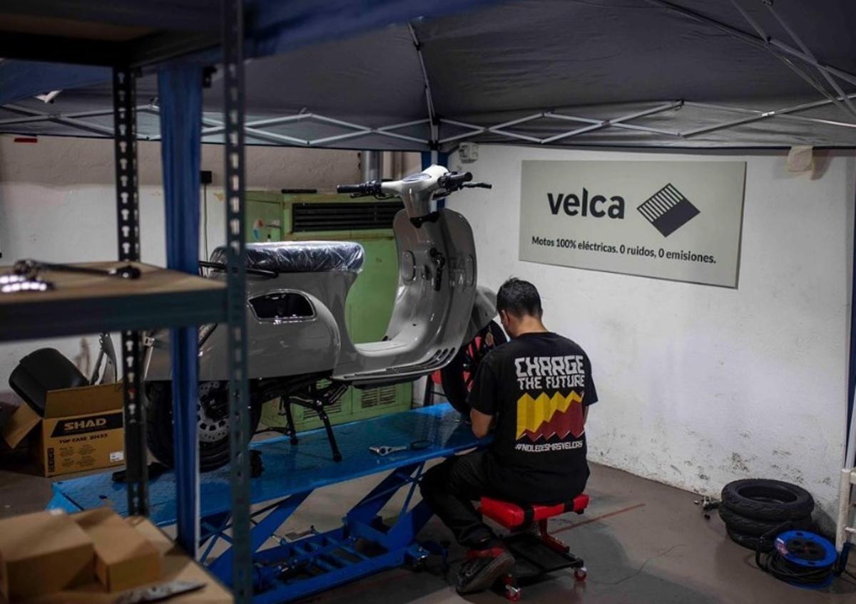 Montaje de una de las motos de Velca, en Madrid.