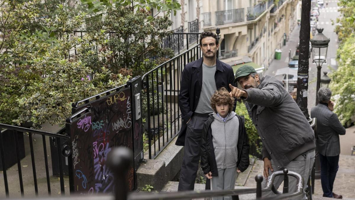 Ruiz Caldera, junto al niño Jordi Catalán y Miki Esparbé, en el rodaje de 'Wolfgang'.